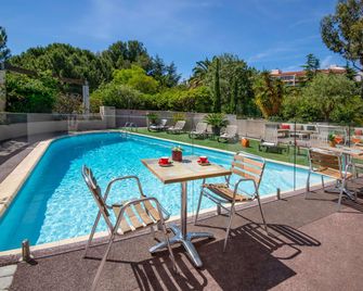 ibis Hyères Centre - Hyères - Piscina