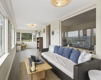 Lake View Farmhouse | Near Watkins & Wineries - Burdett - Living room