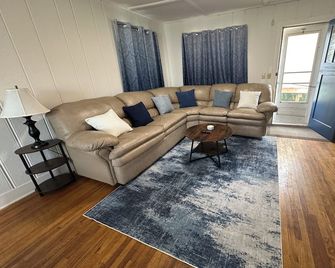 Quaint 1-bedroom house in charming Deer Lodge perfect for a getaway. - Deer Lodge - Living room