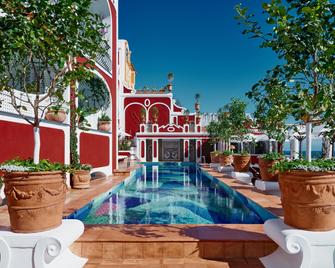 لو سيرينس - بوسيتانو - حوض السباحة