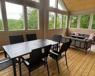 Beautiful newly built Center Hill Lake retreat. Minutes to the marinas. - Smithville - Dining room