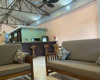 Nature rich home environment, minutes away from all state parks and beach towns. - Cahuita - Salon