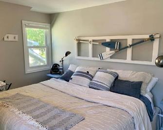 Swordfish Suite North Beach - Steps To The Surf Ballroom - Clear Lake - Bedroom