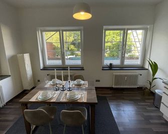 Airport Apartment für 4 - Smart TV - Küche - eCharger - Hamburg - Dining room