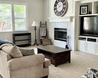 Beautiful Executive Home - El Dorado Hills - Living room