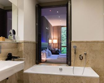 Qube Hotel Bergheim - Heidelberg - Bathroom