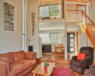 Ulverstone River Retreat - Ulverstone - Living room