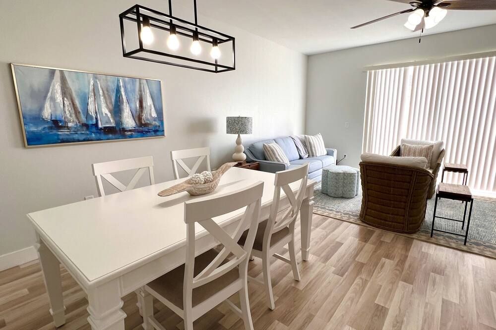 Relax in a family friendly, pretty townhome in Ft. Meyers, near golf & beaches. - فورت ميرس - غرفة طعام