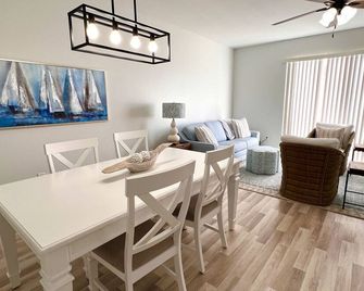 Relax in a family friendly, pretty townhome in Ft. Meyers, near golf & beaches. - فورت ميرس - غرفة طعام