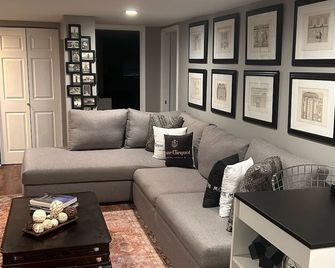 Cute new Garden unit located between Andersonville and Lincoln Square , Chicago. - Chicago - Living room