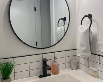 Modern, spacious Main Street Guest Suite, 1 BR - 밴쿠버
