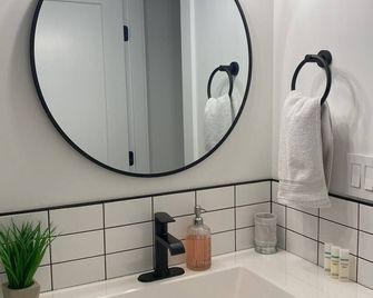 Modern, spacious Main Street Guest Suite, 1 BR - ונקובר