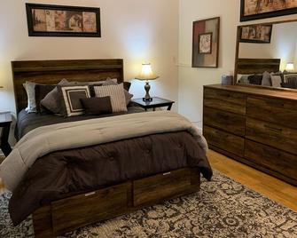 Peaceful Pond Retreat offers a home away from home! - Warsaw - Bedroom