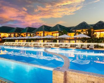 H Resort Bohol - The Coral Cliff by Sms Hospitality - Calape - Piscina
