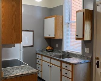Suite in the heart of the center of spring green - Spring Green - Kitchen
