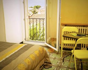 Hotel Le Centre - Le Boulou - Schlafzimmer
