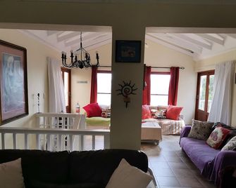 Entire pet friendly house, close to the river, beach, shops, restaurants, & more - Cintsa - Sala de estar