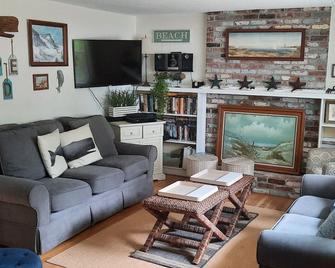 Charming Cape Cod Family Getaway. Quiet Street. Near Bay and Ocean Beaches - West Yarmouth - Living room