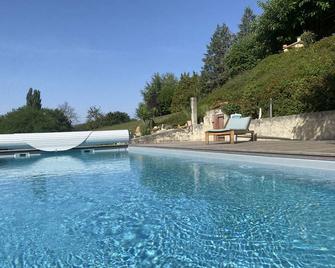 Quiet house with private pool in the countryside - Saint-Étienne-de-Saint-Geoirs - Piscina
