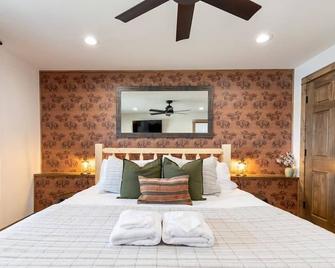 Beach, fire pits & 25 min to Dells - New Lisbon - Bedroom