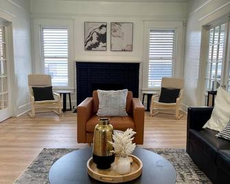 Gem on Spring-Upscale home walk to Main sleeps 11 - Del Río - Sala de estar