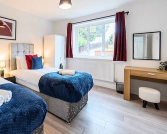 Spacious 3-Bedroom Serviced House, Free On-Street Parking, Free Wifi By Redwood Stays - Aldershot - Phòng ngủ