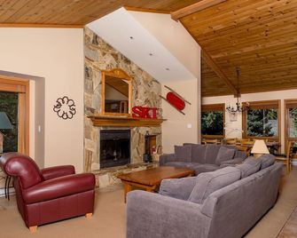 Cedar Hollow 11 | Ski-In, Ski-Out | Huge Living Space | Private Hot Tub & Garage - Whistler - Salon