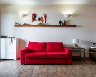 Well-kept house, town center, wifi, air conditioning, parking space - Villasimius - Living room