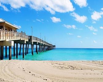 3 Relaxing Units Minutes to Dania Beach. Onsite Parking, Shuttle Service, Pool! - Dania Beach
