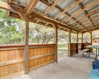 Cabana Sol Cabin 4 Mi to Garner State Park - Rio Frio - Patio