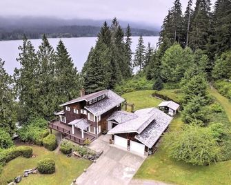 Secluded Lakefront Retreat on 7 acres on Lake Quinault - Amanda Park - Edificio