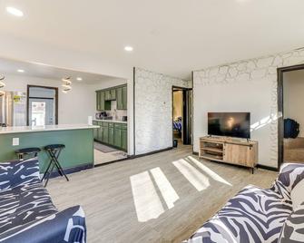 3 Mi to Hard Rock Casino Charming Home in Gary! - Gary - Living room
