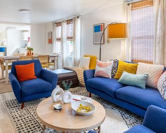 Work And Explore Seattle, Wifi, Ac, Near Light Rail - Seattle - Living room