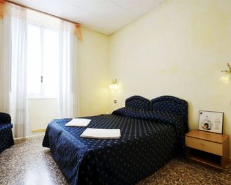 Lyric Hotel Levanto - Levanto - Habitación