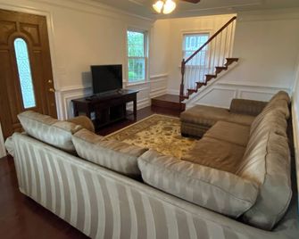 Peaceful 2-bedroom / 2-bathroom house with WiFi and AC in serene Shady Side - Shady Side - Living room