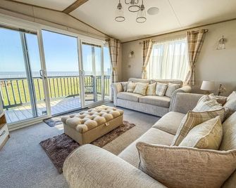 Luxury Lodge With Stunning Full Sea Views At Hopton Ref 80010W - Great Yarmouth - Living room