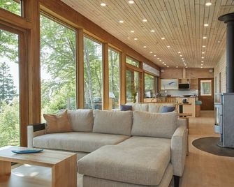 Funday Wild, Luxury on the edge of a hyper dynamic wilderness - Alma - Lounge