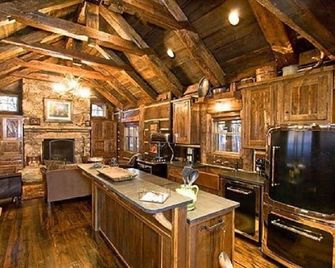 Sapphire Heaven, Luxury Mountain Cabin with a Spectacular View, Resort Amenities - Sapphire - Kitchen