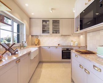 Great villa with air conditioning, WiFi and cable TV. Qta Marinha Golf 100 m away - Cascais - Kitchen