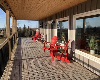 Red Roof Chalet in close proximity to beaches, trails, golf and Blue Mountains. - Meaford - Balcón