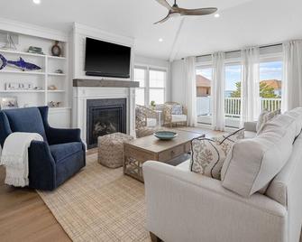 Brand-New Luxury Home With Amazing Bay Views/ Sunsets-1 Block To Ocean, Swim Spa - Beach Haven - Huiskamer