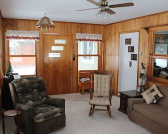 Bay Lake Family Cabin-Relax On Lakeside Deck W/ Game Room, Private Dock & More - Deerwood - Living room