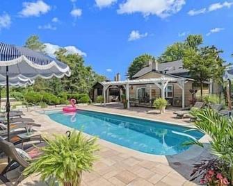 6 bedrooms, optional chef, covered porch, salt water pool, kayaks, golf - Carleton Place - Bazén