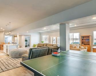 Palmer Apartment with Peaceful Pond and Kayaks! - Palmer - Sala de estar