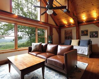 Luxury Timber Frame Mountaintop Lodge, Stunning Views, 5 Suites, Chef's Kitchen - Spring Mills - Living room