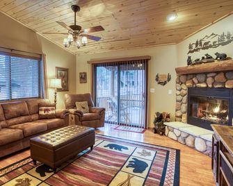 Bear Haven! 2 Bedroom Show Low Cabin! - Шоу-Лоу - Вітальня