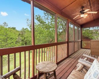 A Great Place to Unfurl - Relaxing Cabin in the Heart of Branson! - Branson - Balcony
