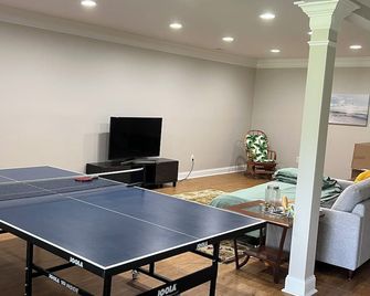 Charming studio with 1 queen sofa bed and 1 full bath . With AC, WiFi and TV - Woodbine