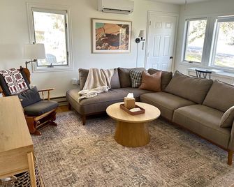 Ravens Roost: Family Farmhouse Near Capitol Reef - Teasdale - Living room