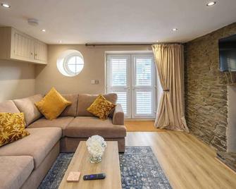 Bay Tree Cottage by StayStaycations - Porth - Living room